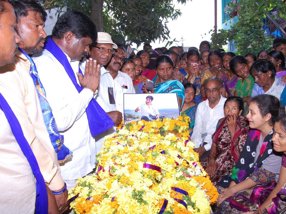 pranay perumalla funeral in miryalaguda - Sakshi12
