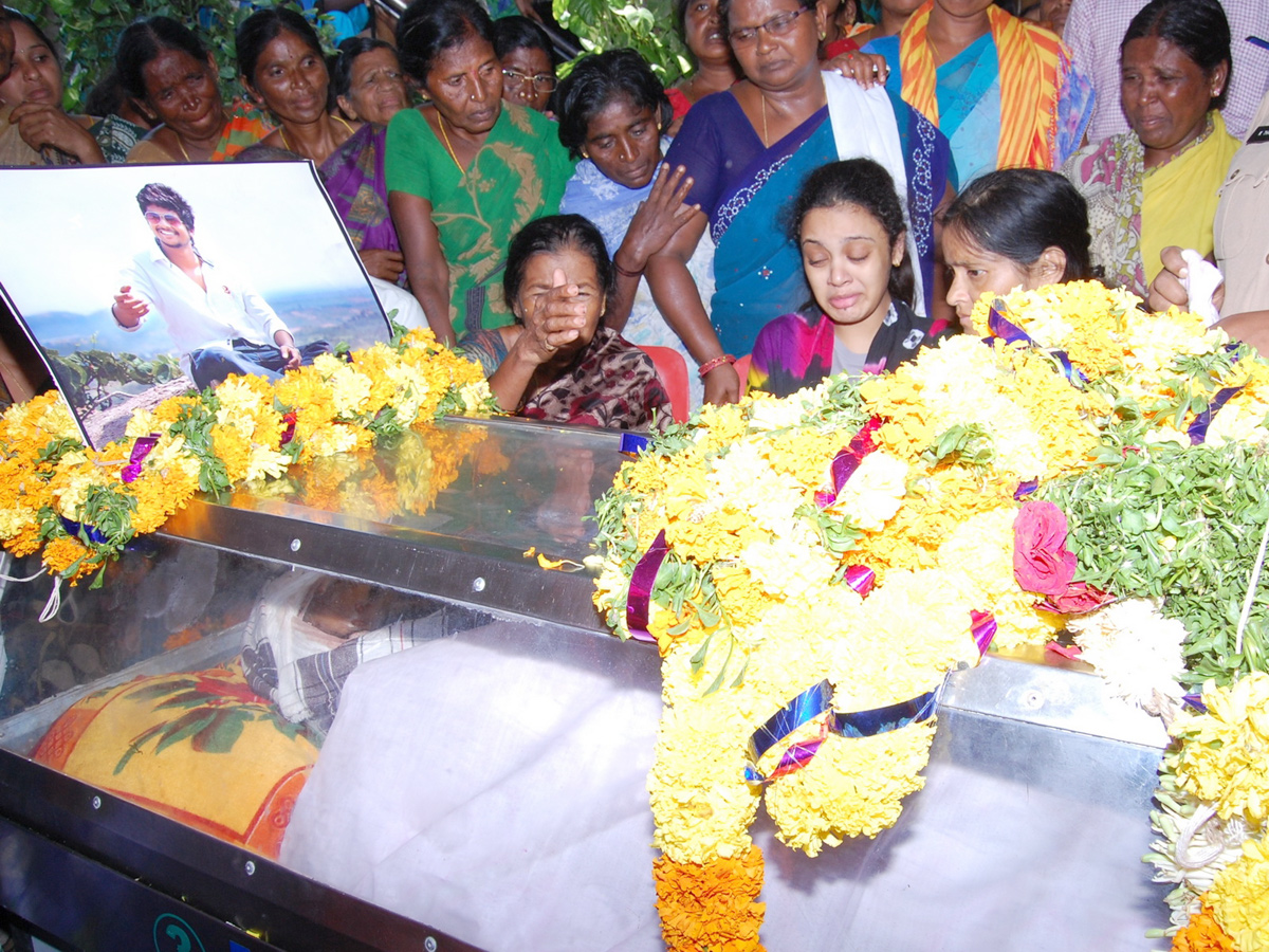 pranay perumalla funeral in miryalaguda - Sakshi13