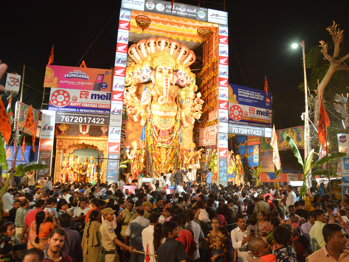 Devotees Crowd At Khairatabad Ganesh 2018 Photo Gallery - Sakshi1