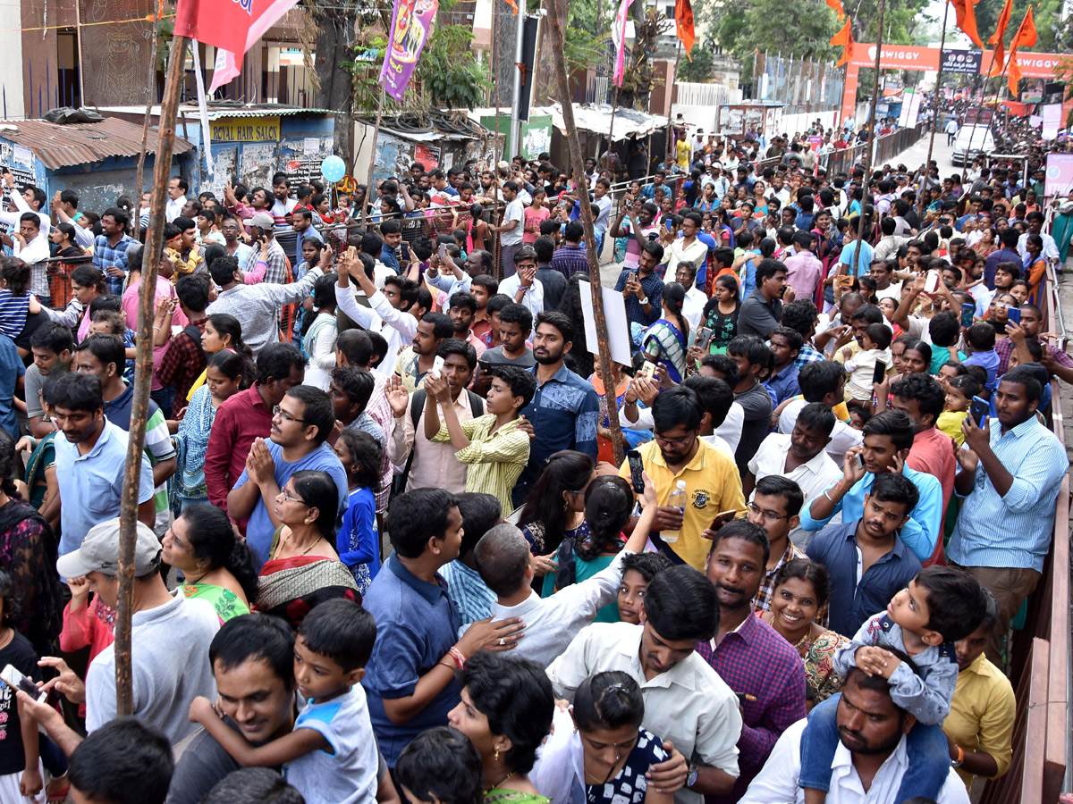 Devotees Crowd At Khairatabad Ganesh 2018 Photo Gallery - Sakshi10