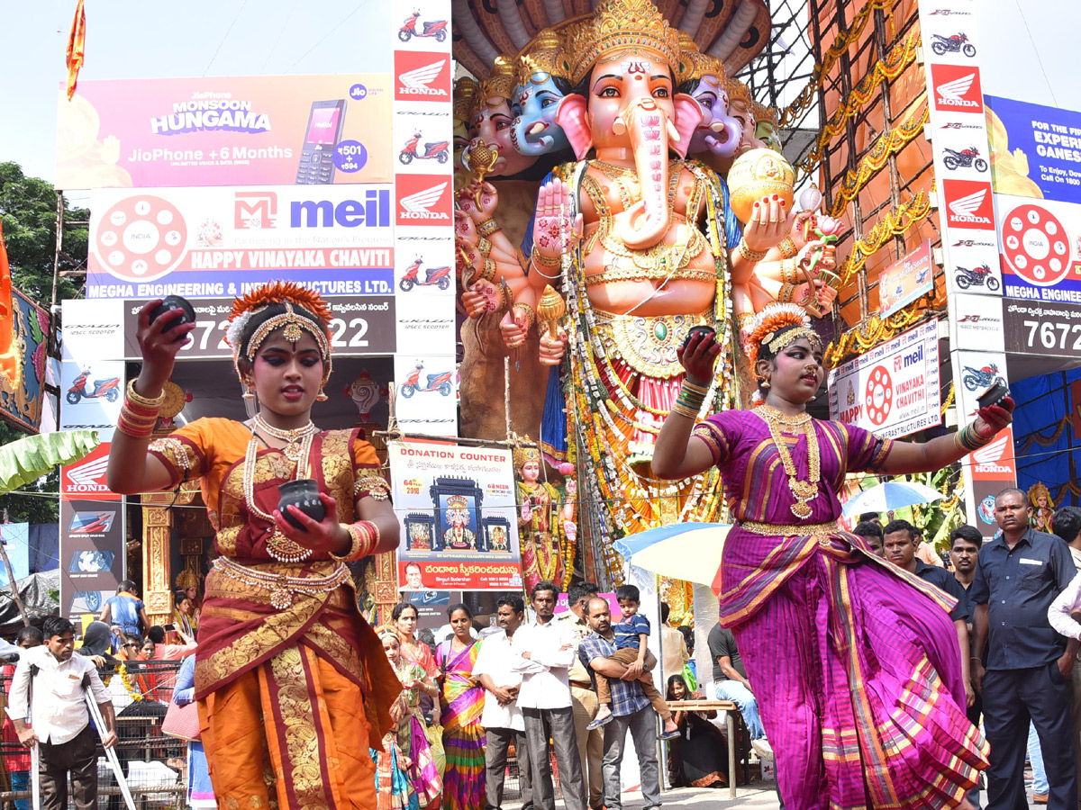 Devotees Crowd At Khairatabad Ganesh 2018 Photo Gallery - Sakshi11