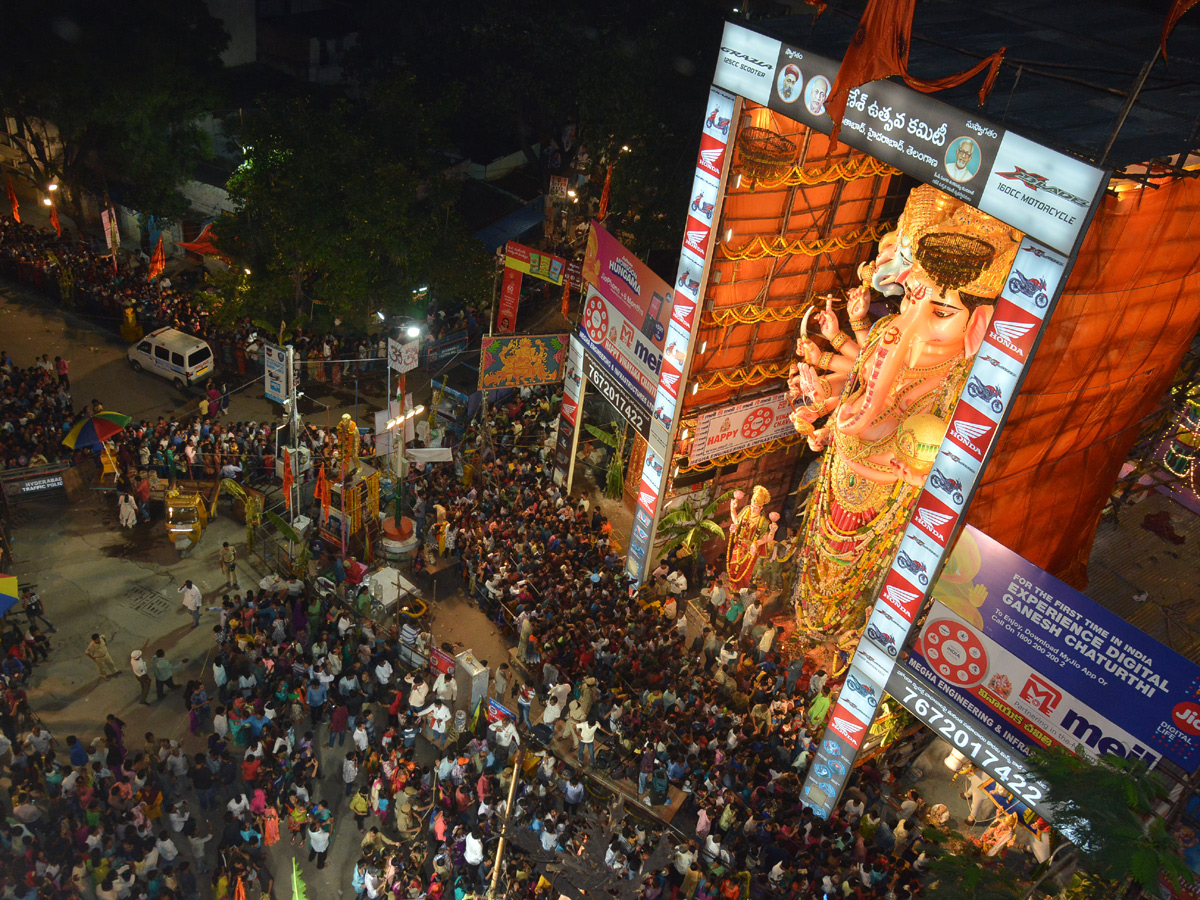 Devotees Crowd At Khairatabad Ganesh 2018 Photo Gallery - Sakshi12