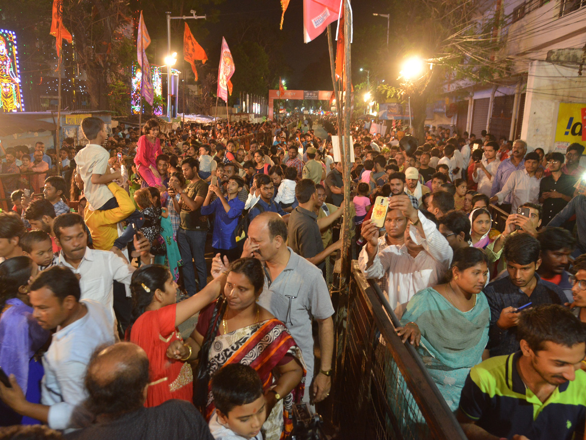 Devotees Crowd At Khairatabad Ganesh 2018 Photo Gallery - Sakshi13