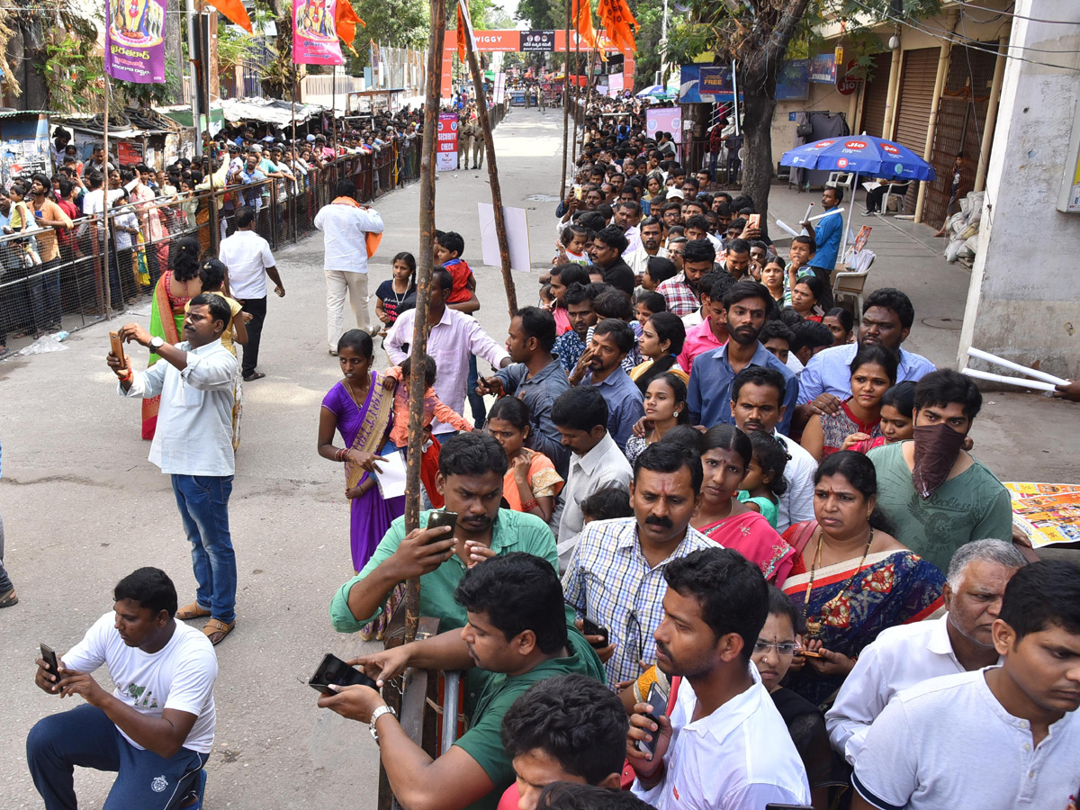 Devotees Crowd At Khairatabad Ganesh 2018 Photo Gallery - Sakshi14