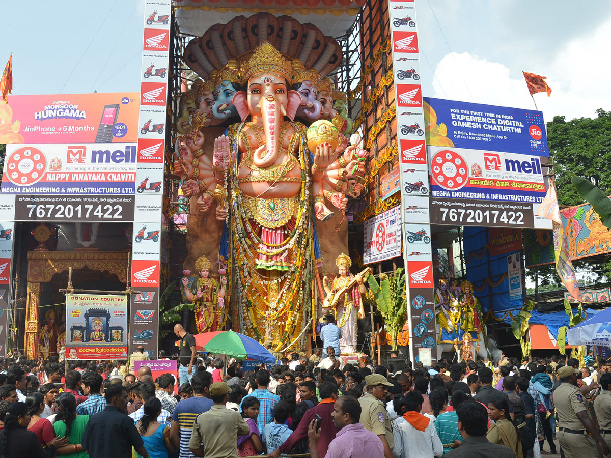 Devotees Crowd At Khairatabad Ganesh 2018 Photo Gallery - Sakshi16