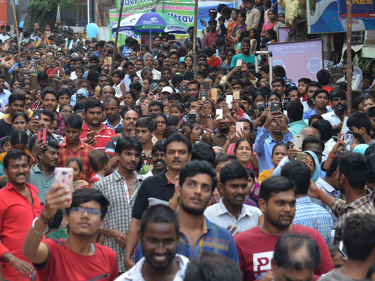 Devotees Crowd At Khairatabad Ganesh 2018 Photo Gallery - Sakshi17