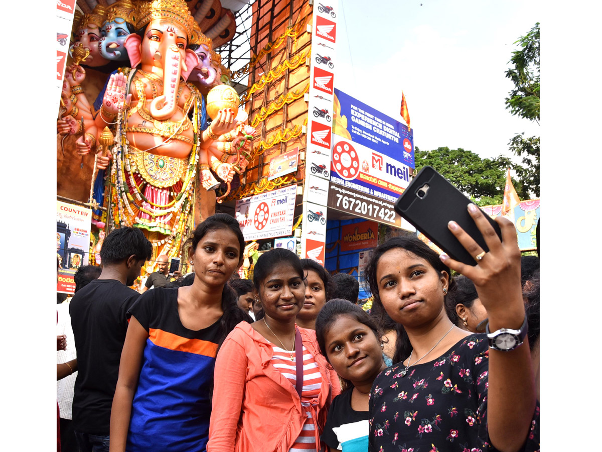 Devotees Crowd At Khairatabad Ganesh 2018 Photo Gallery - Sakshi18