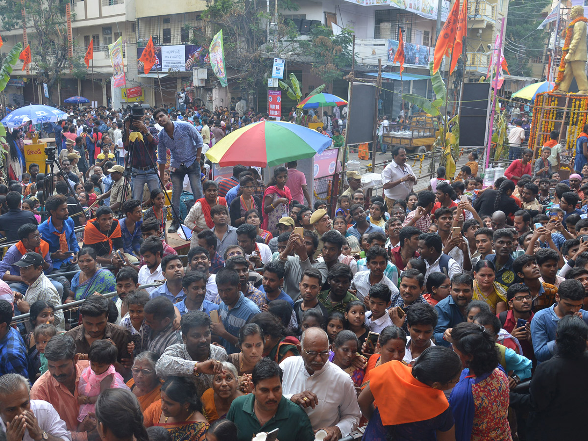 Devotees Crowd At Khairatabad Ganesh 2018 Photo Gallery - Sakshi19