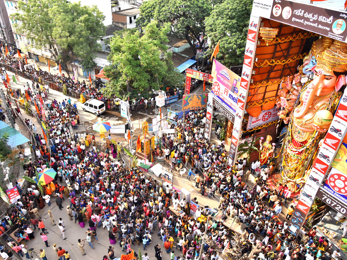 Devotees Crowd At Khairatabad Ganesh 2018 Photo Gallery - Sakshi2