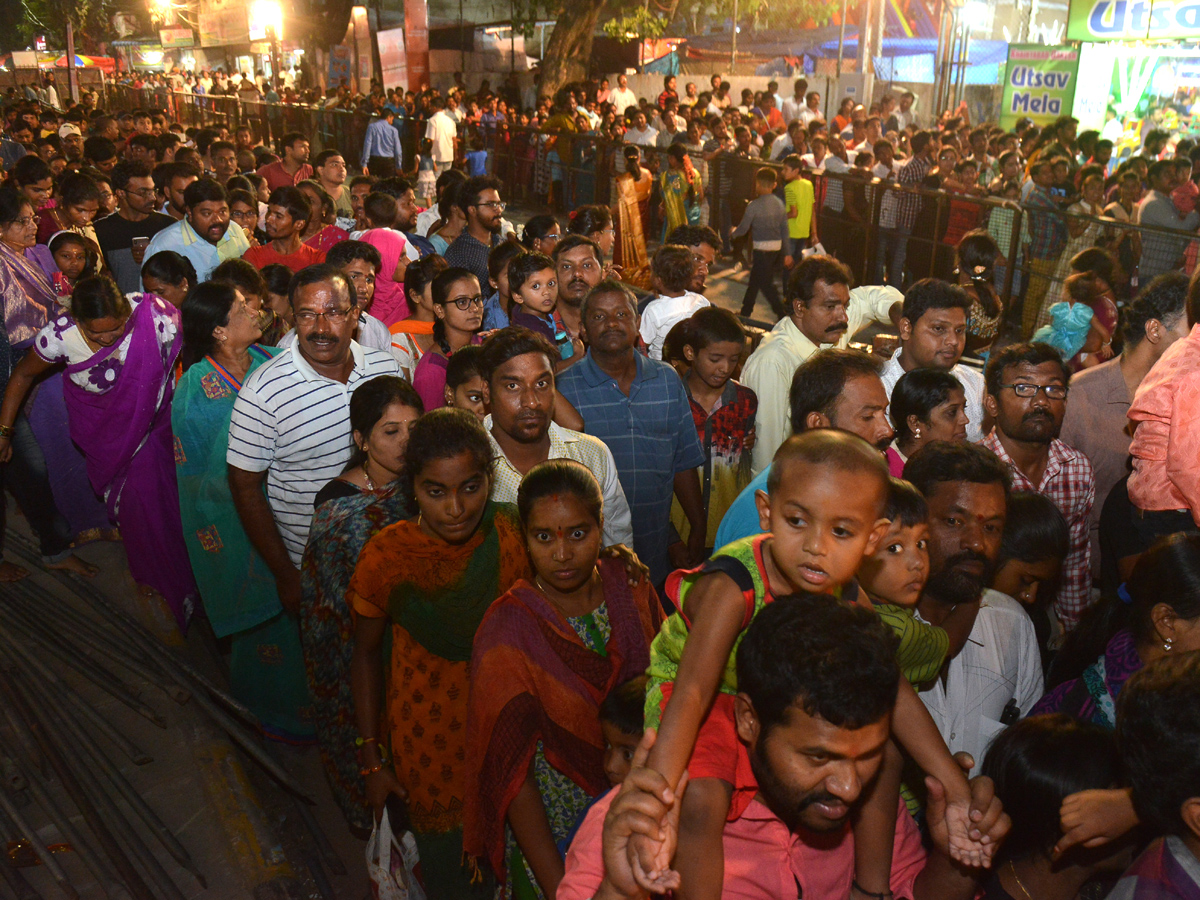 Devotees Crowd At Khairatabad Ganesh 2018 Photo Gallery - Sakshi20