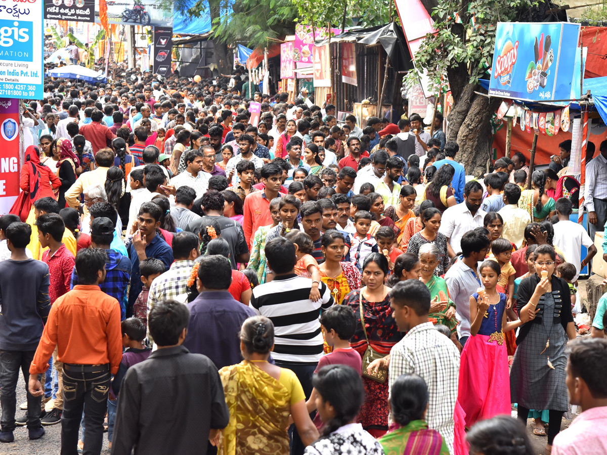 Devotees Crowd At Khairatabad Ganesh 2018 Photo Gallery - Sakshi3