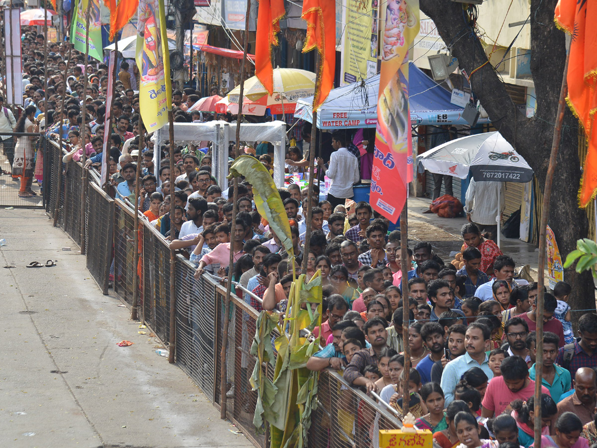 Devotees Crowd At Khairatabad Ganesh 2018 Photo Gallery - Sakshi4