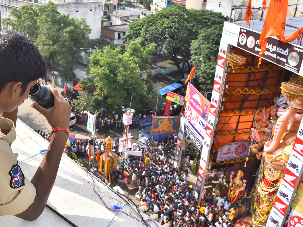 Devotees Crowd At Khairatabad Ganesh 2018 Photo Gallery - Sakshi5