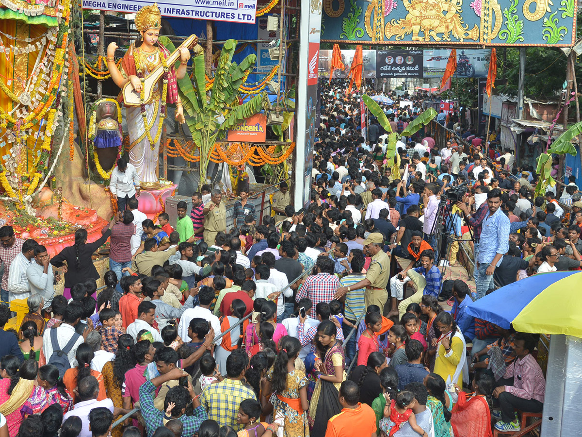 Devotees Crowd At Khairatabad Ganesh 2018 Photo Gallery - Sakshi6