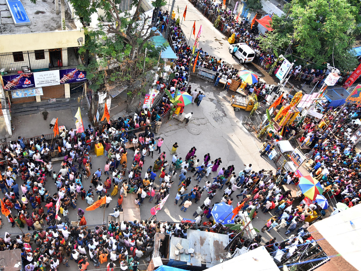 Devotees Crowd At Khairatabad Ganesh 2018 Photo Gallery - Sakshi8