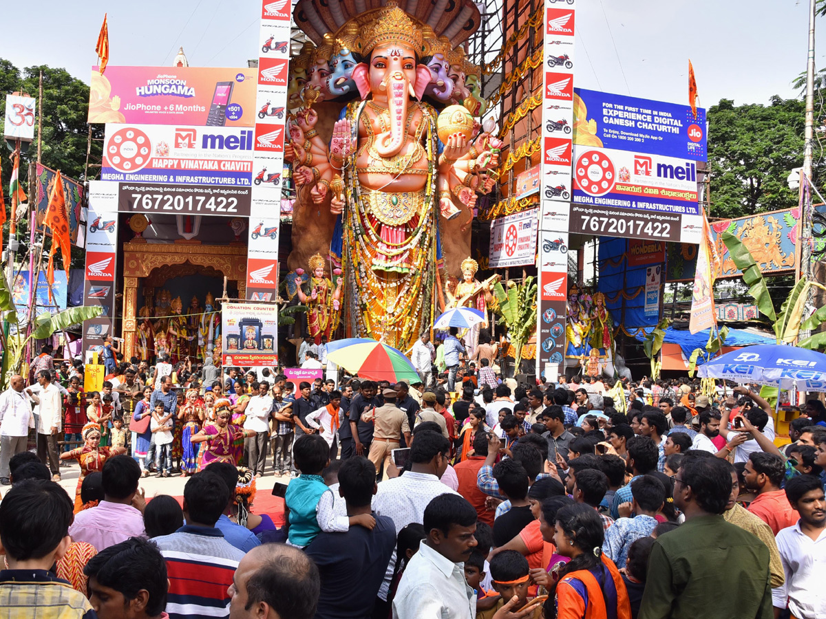 Devotees Crowd At Khairatabad Ganesh 2018 Photo Gallery - Sakshi9