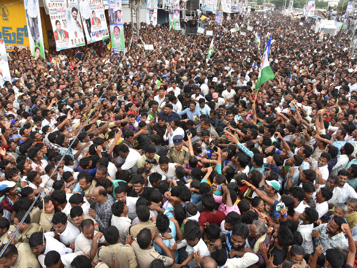 YS jagan padayatra at Visakhapatnam photo gallery - Sakshi4