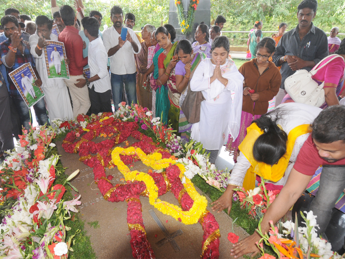  ys rajasekhara reddy family pays tributes ysr ninth death anniversary Photo Gallery - Sakshi12