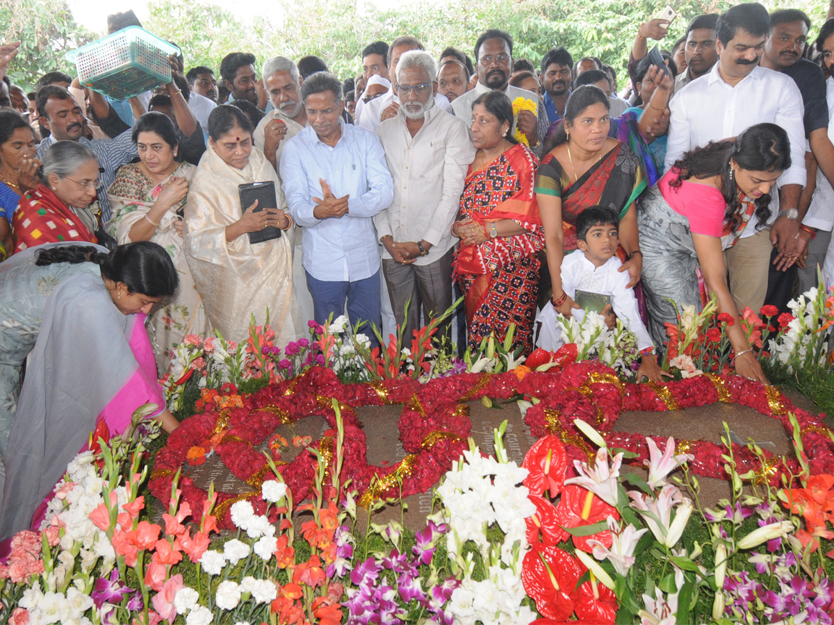  ys rajasekhara reddy family pays tributes ysr ninth death anniversary Photo Gallery - Sakshi1