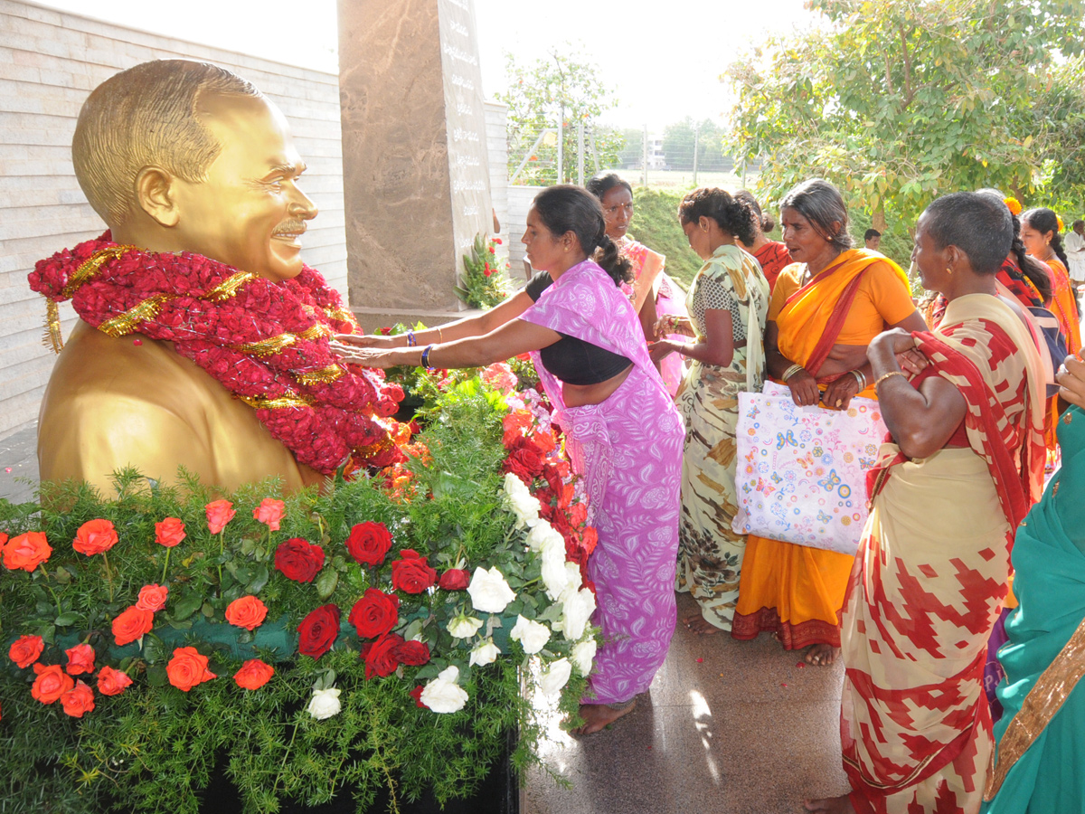  ys rajasekhara reddy family pays tributes ysr ninth death anniversary Photo Gallery - Sakshi13