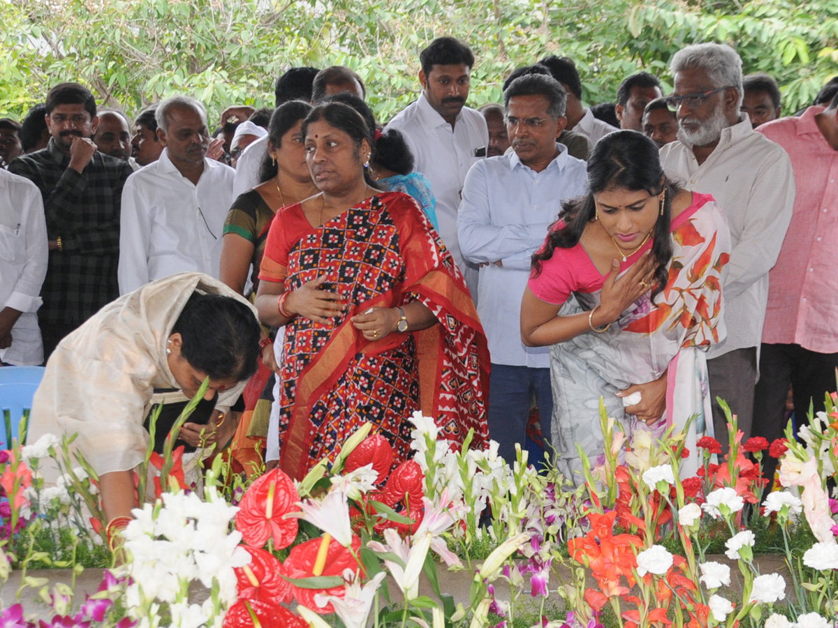  ys rajasekhara reddy family pays tributes ysr ninth death anniversary Photo Gallery - Sakshi9