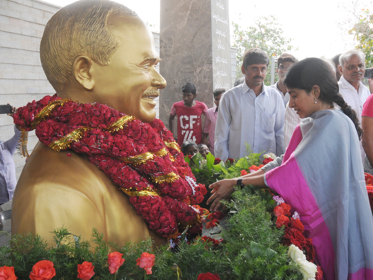  ys rajasekhara reddy family pays tributes ysr ninth death anniversary Photo Gallery - Sakshi17