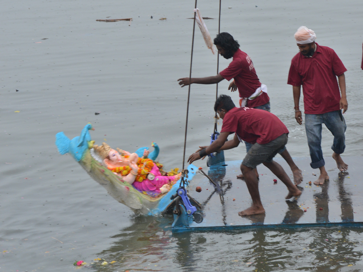 Ganesh Nimajjanam Celebrations in Hyderabad - Sakshi20