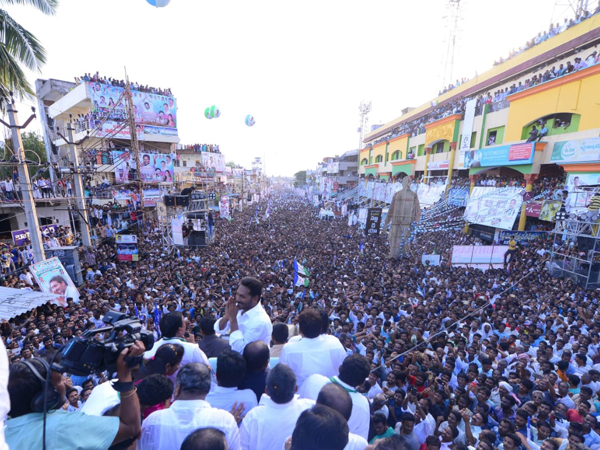 YS Jagan PrajaSankalpaYatra Completed 3000 KM Milestone Photo Gallery - Sakshi13