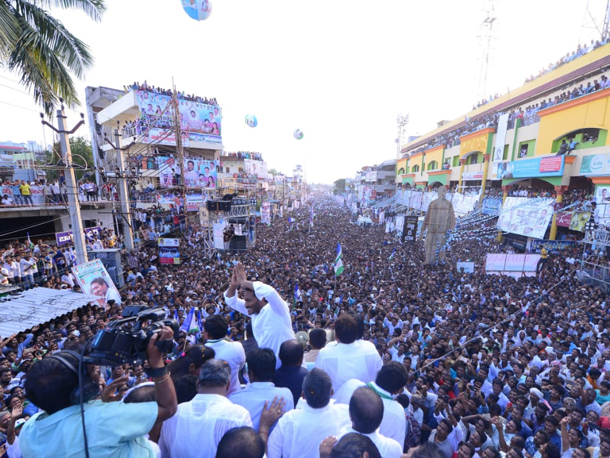 YS Jagan PrajaSankalpaYatra Completed 3000 KM Milestone Photo Gallery - Sakshi15