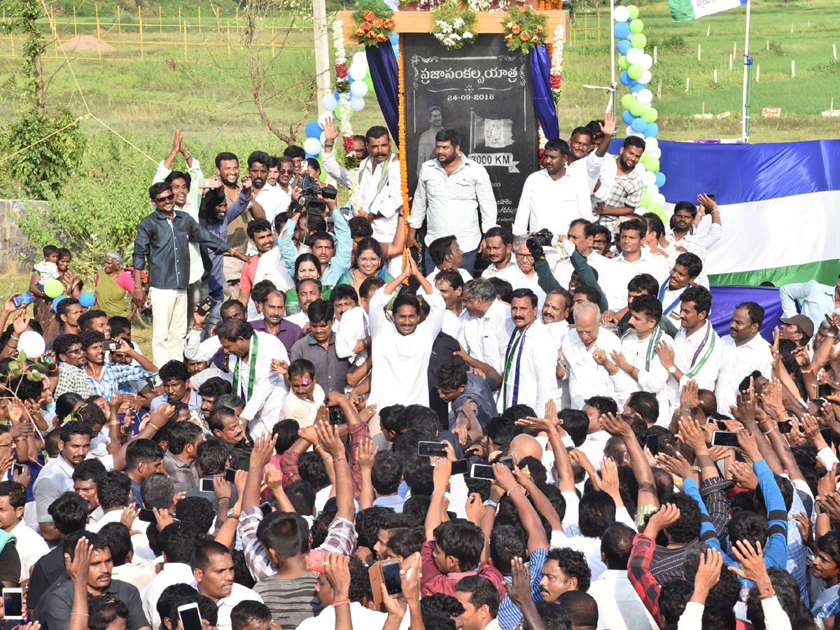 YS Jagan PrajaSankalpaYatra Completed 3000 KM Milestone Photo Gallery - Sakshi10