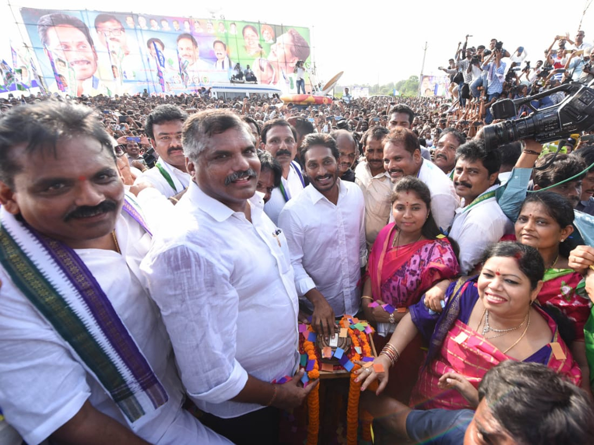 YS Jagan PrajaSankalpaYatra Completed 3000 KM Milestone Photo Gallery - Sakshi9