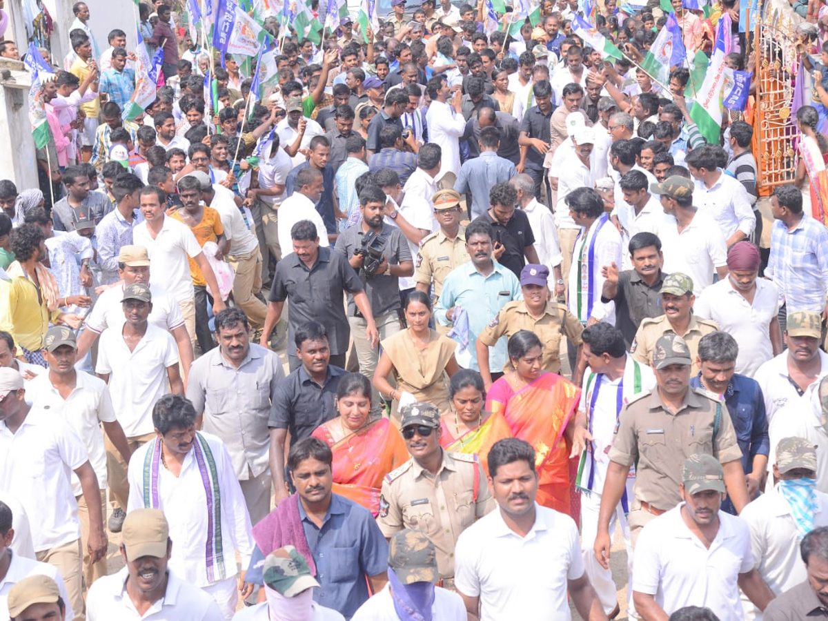 YS Jagan PrajaSankalpaYatra 273rd Day Photo Gallery - Sakshi3