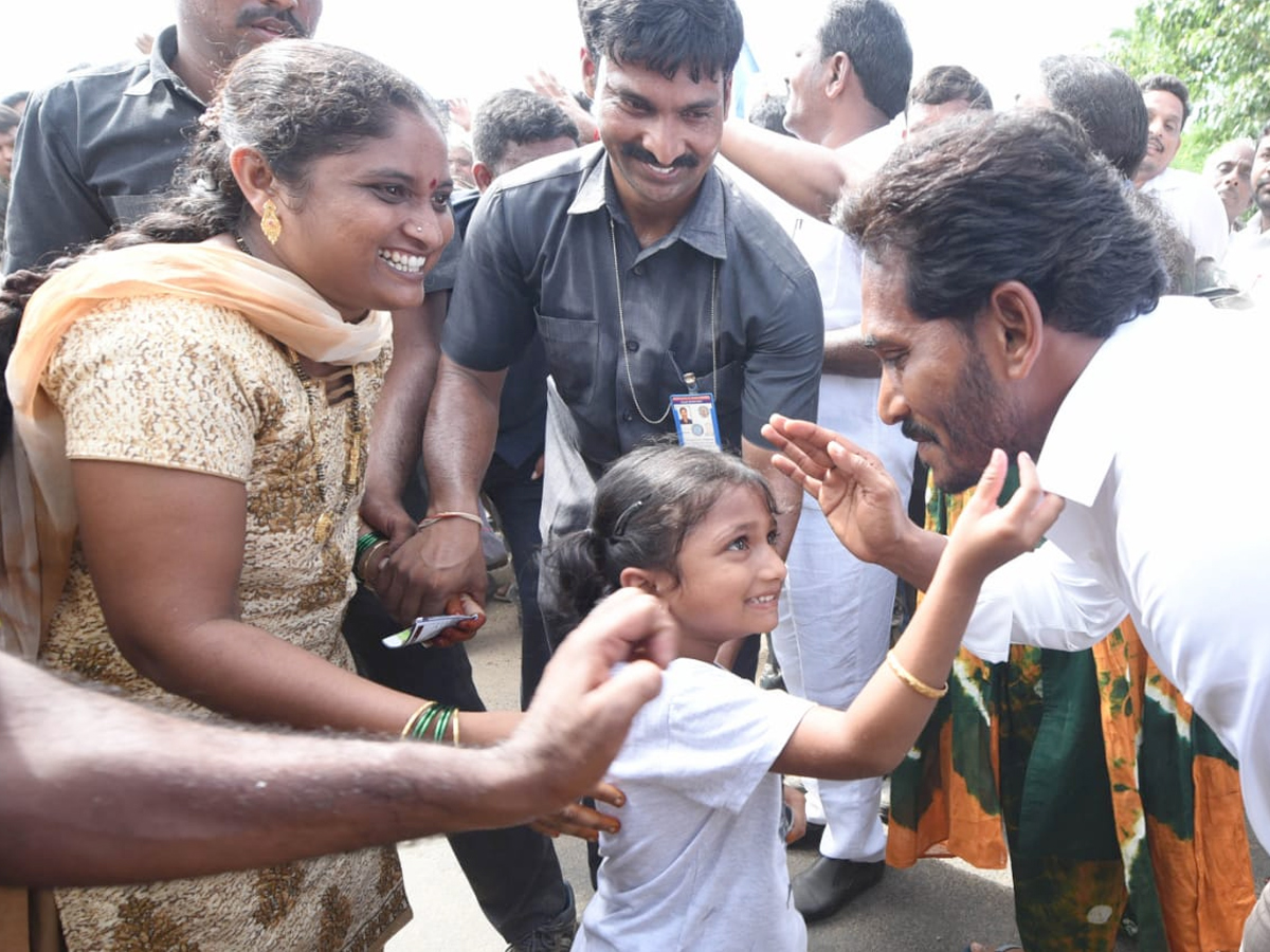 YS Jagan PrajaSankalpaYatra 253rd Day Photo Gallery - Sakshi4