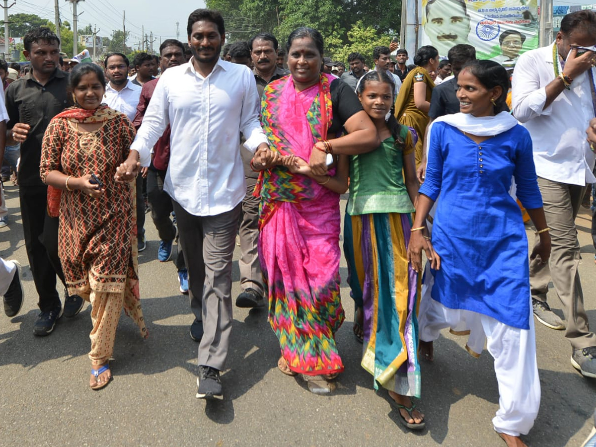 YS Jagan PrajaSankalpaYatra 274th Day Photo Gallery - Sakshi15