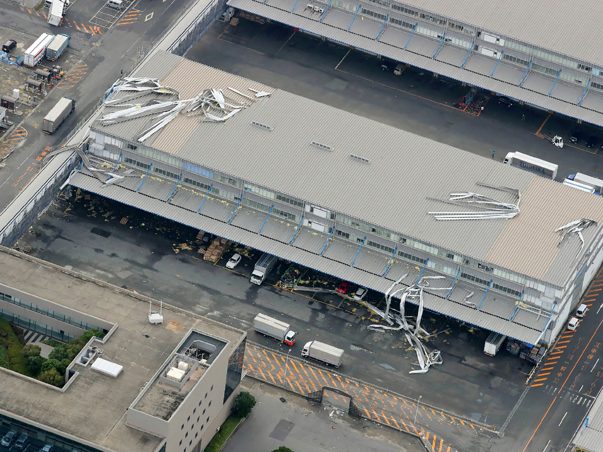 Typhoon Jebi leaves trail of destruction in Japan Photo Gallery - Sakshi2