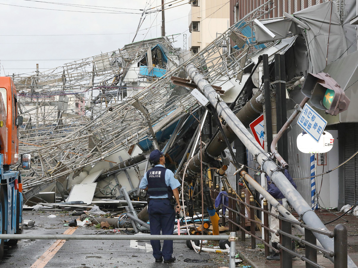 Typhoon Jebi leaves trail of destruction in Japan Photo Gallery - Sakshi10