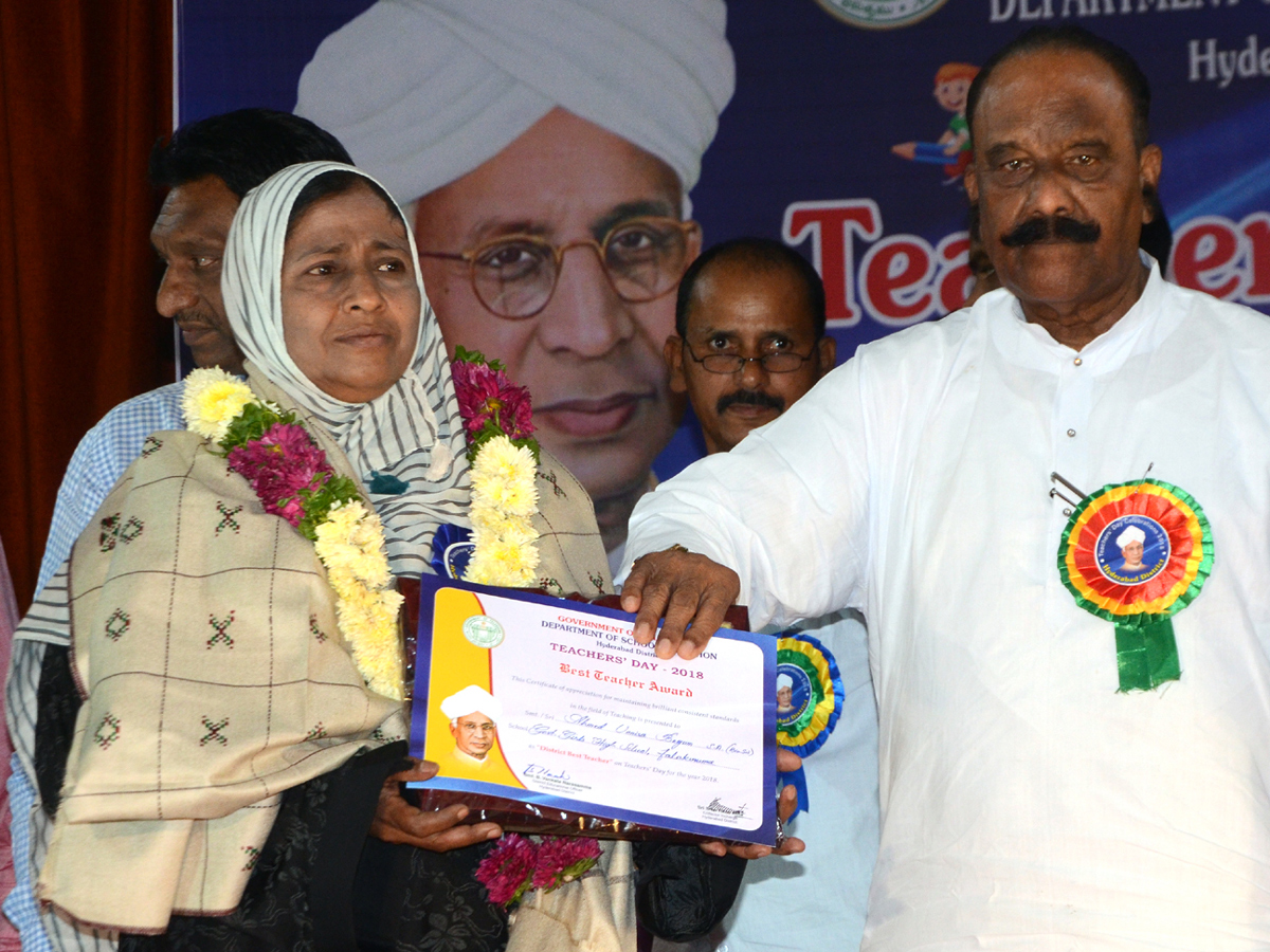 Best Teachers Awards at District Level at Indira Priyadarshini Auditorium Photo Gallery - Sakshi25