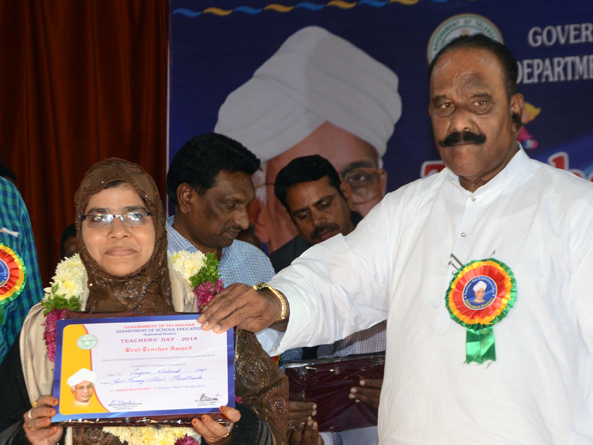 Best Teachers Awards at District Level at Indira Priyadarshini Auditorium Photo Gallery - Sakshi3