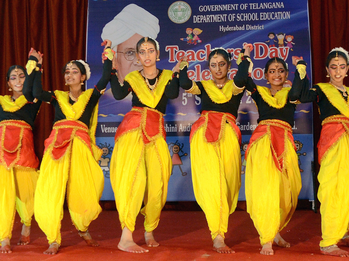 Best Teachers Awards at District Level at Indira Priyadarshini Auditorium Photo Gallery - Sakshi7