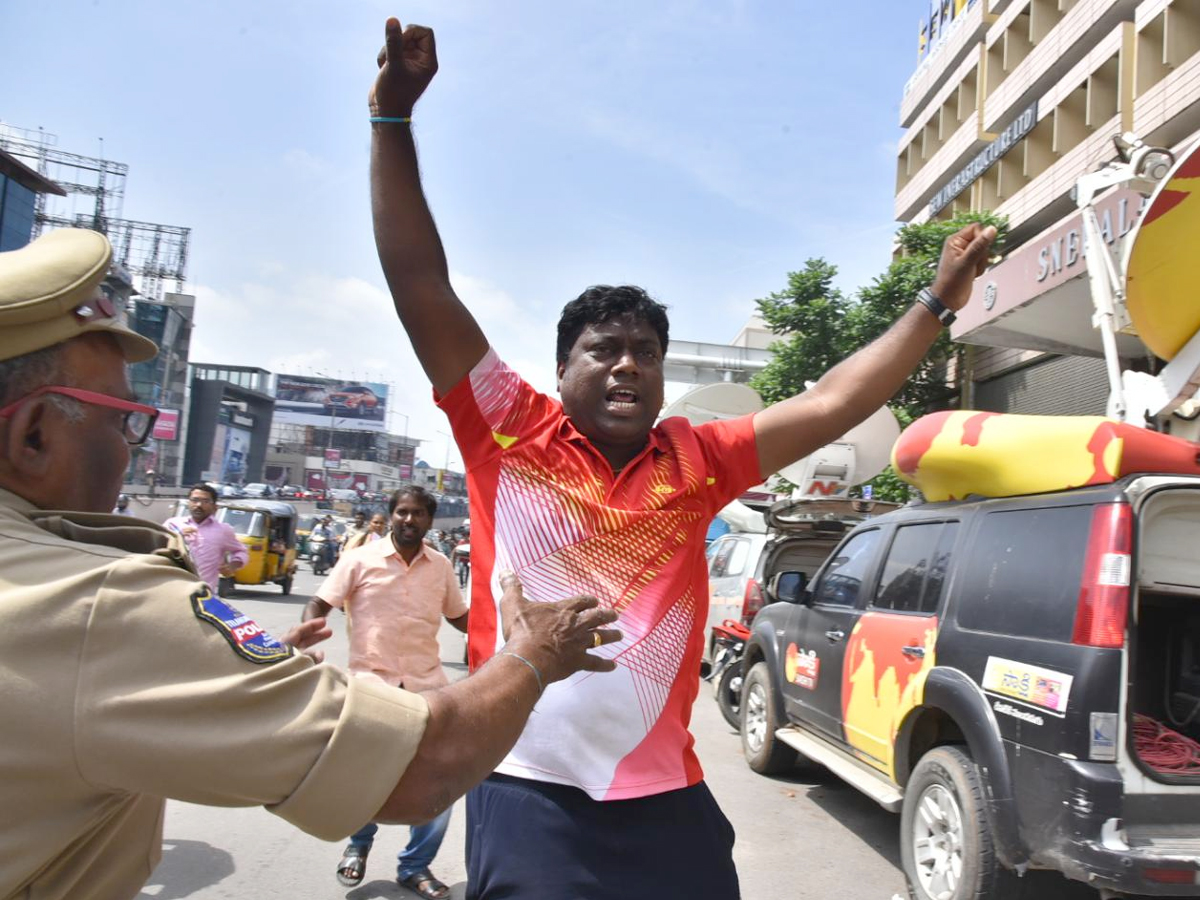 Sarva Shiksha Abhiyan Teachers Protest at Pragathi Bhavan photo Gallery - Sakshi2