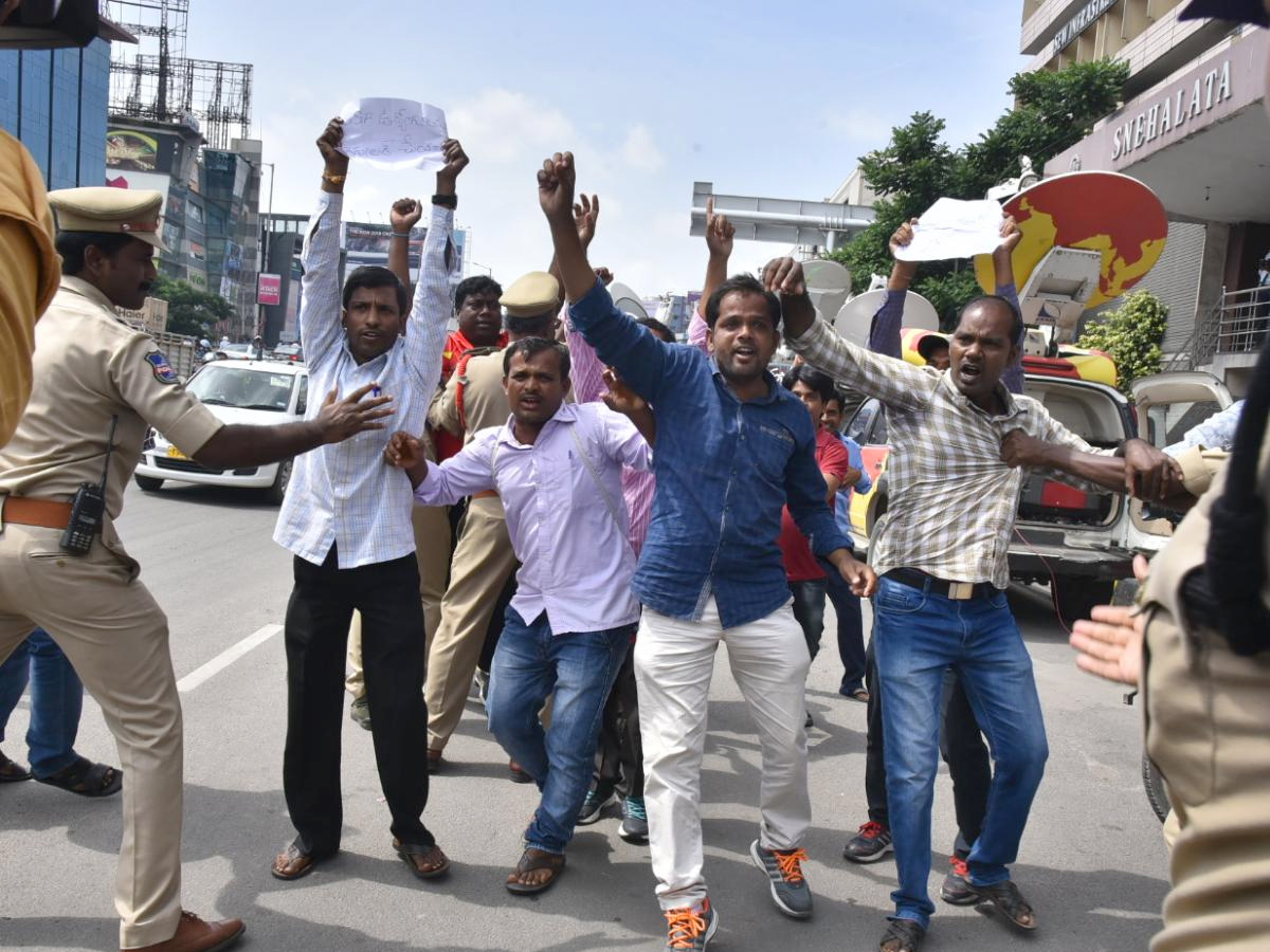 Sarva Shiksha Abhiyan Teachers Protest at Pragathi Bhavan photo Gallery - Sakshi11