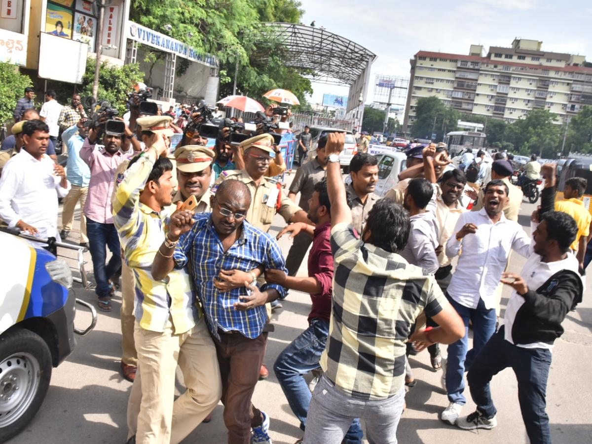 Sarva Shiksha Abhiyan Teachers Protest at Pragathi Bhavan photo Gallery - Sakshi14