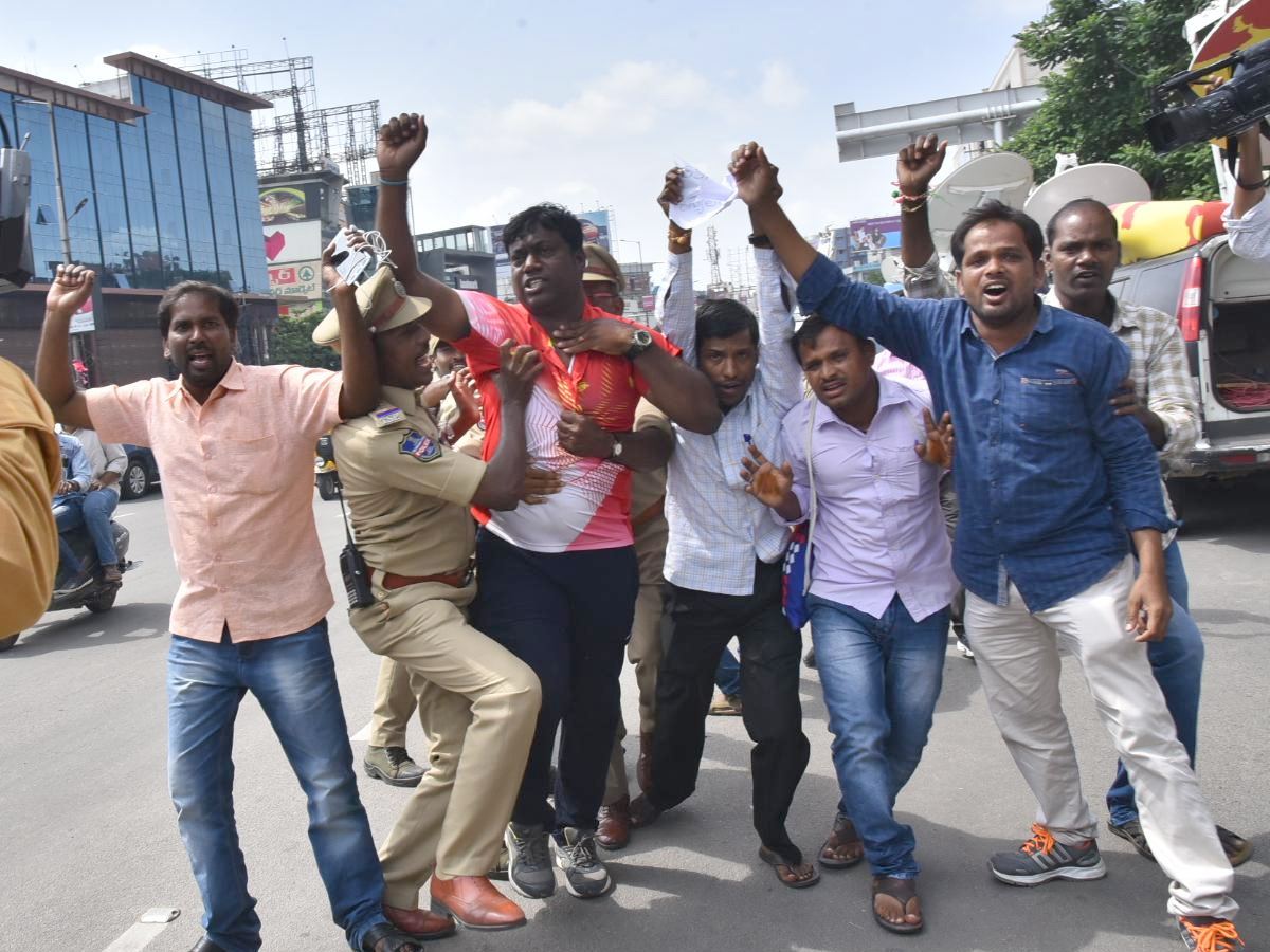 Sarva Shiksha Abhiyan Teachers Protest at Pragathi Bhavan photo Gallery - Sakshi15