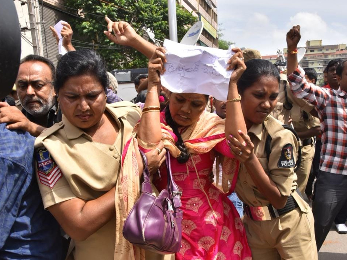 Sarva Shiksha Abhiyan Teachers Protest at Pragathi Bhavan photo Gallery - Sakshi16