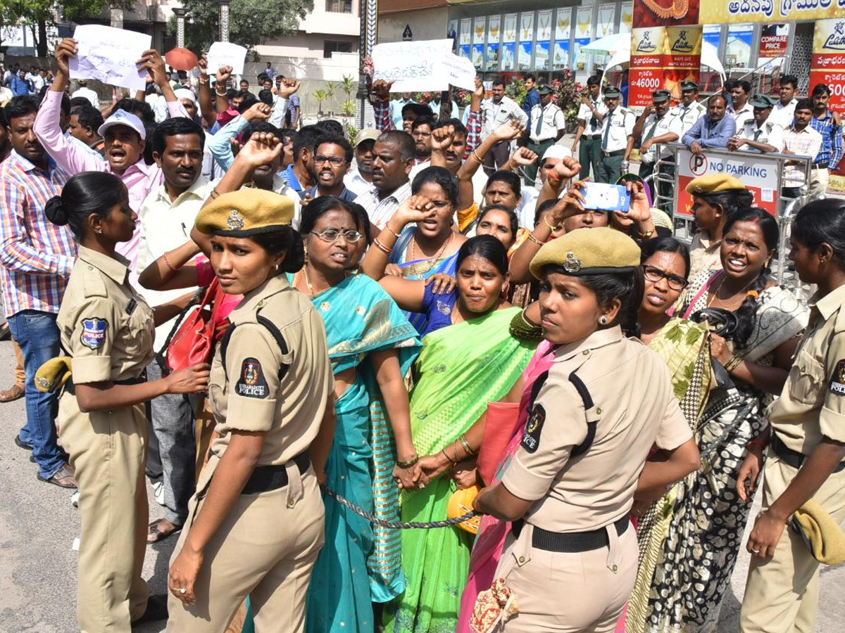 Sarva Shiksha Abhiyan Teachers Protest at Pragathi Bhavan photo Gallery - Sakshi17