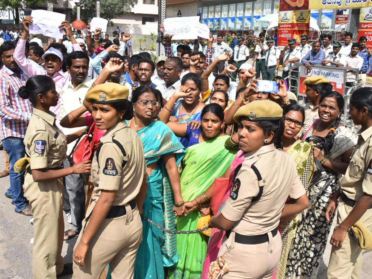 Sarva Shiksha Abhiyan Teachers Protest at Pragathi Bhavan photo Gallery - Sakshi18