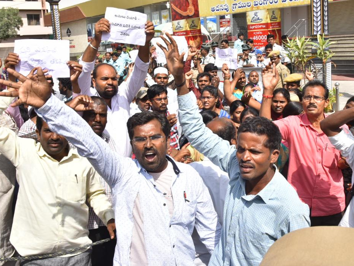 Sarva Shiksha Abhiyan Teachers Protest at Pragathi Bhavan photo Gallery - Sakshi19