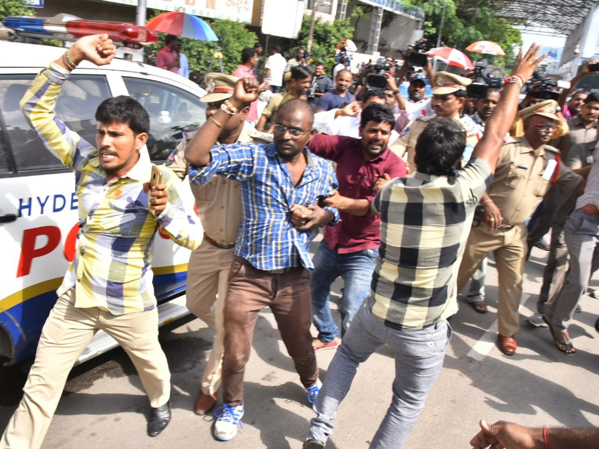 Sarva Shiksha Abhiyan Teachers Protest at Pragathi Bhavan photo Gallery - Sakshi20