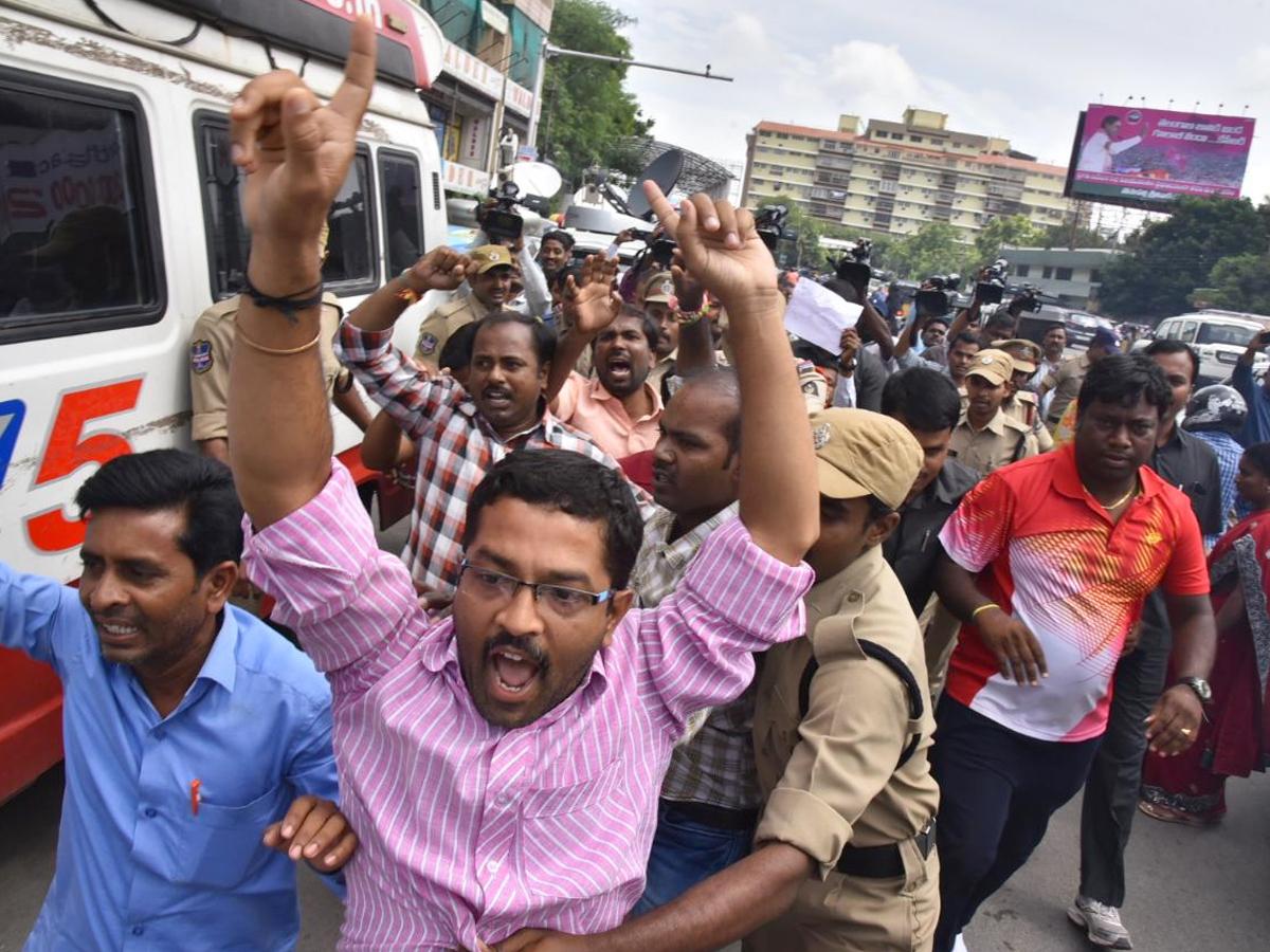 Sarva Shiksha Abhiyan Teachers Protest at Pragathi Bhavan photo Gallery - Sakshi4