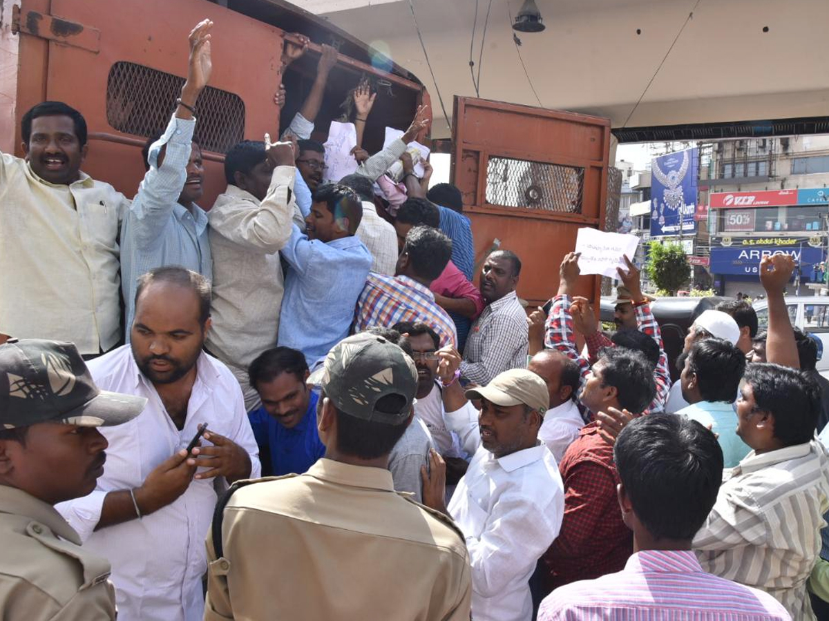 Sarva Shiksha Abhiyan Teachers Protest at Pragathi Bhavan photo Gallery - Sakshi1